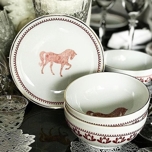 HORSE LUCK COLLECTION - RED AT FİGÜRLÜ BORDO 6'LI TABAK SETİ (45 PARÇA)